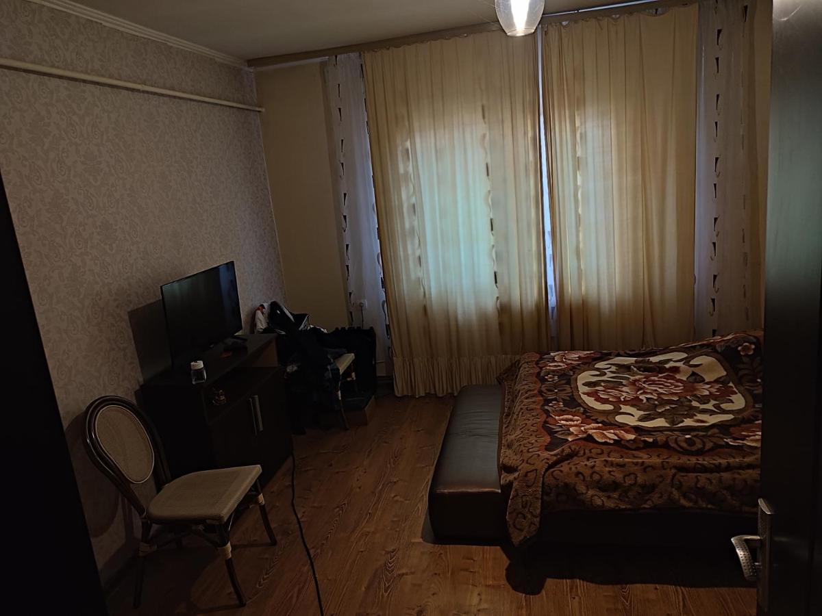 Central House Hotel Curtea de Argeş Buitenkant foto