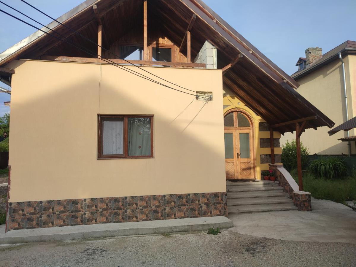 Central House Hotel Curtea de Argeş Buitenkant foto